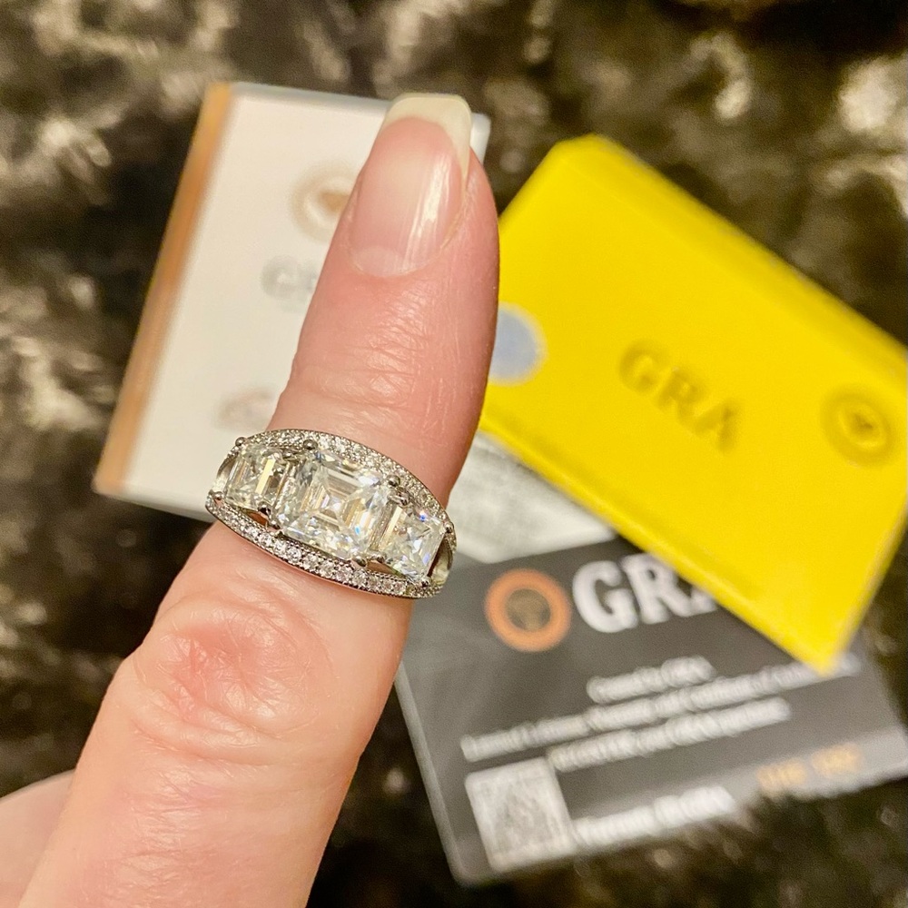 Elegant sterling Silver moissanite Women's Ring size 6